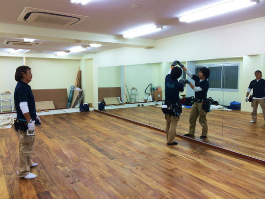 ダンス教室・ダンススタジオの壁一面鏡（ミラー）工事なら「ガラパゴス!」